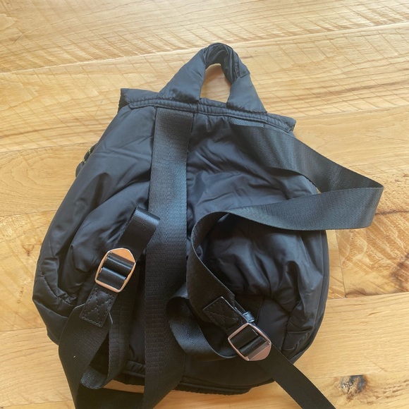 Black puffy down-like material backpack main image 4